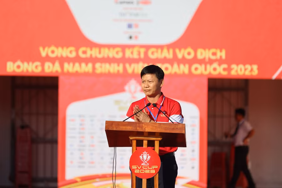 Ông Nguyễn Thanh Đề, Vụ trưởng Vụ Giáo dục Thể chất (Bộ GD&amp;ĐT) phát biểu khai mạc giải đấu. Ảnh: NTU.