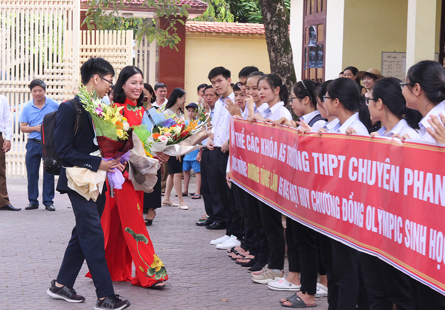 Tập thể lớp 12A5 có mặt từ trước đó đợi cô trò mang HCĐ Olympic Sinh trở về Tập thể lớp 12A5 có mặt từ trước đó đợi cô trò mang HCĐ Olympic Sinh trở về