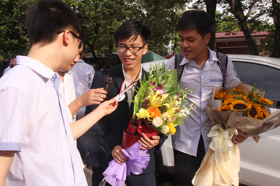 Các bạn xúm vào chúc mừng và xem tấm HCĐ của Dương Tùng Lâm