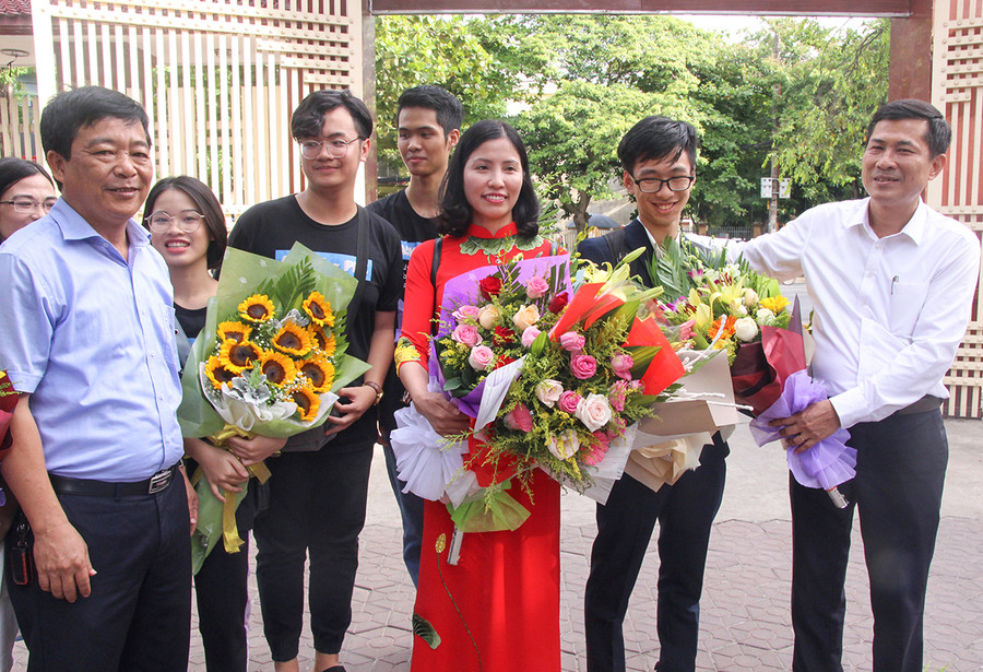 Lãnh đạo Sở GD&ĐT cùng đông đảo HS, GV đón cô Nguyễn Thị Thanh Hà và em Dương Tùng Lâm về trường THPT chuyên Phan Bội Châu