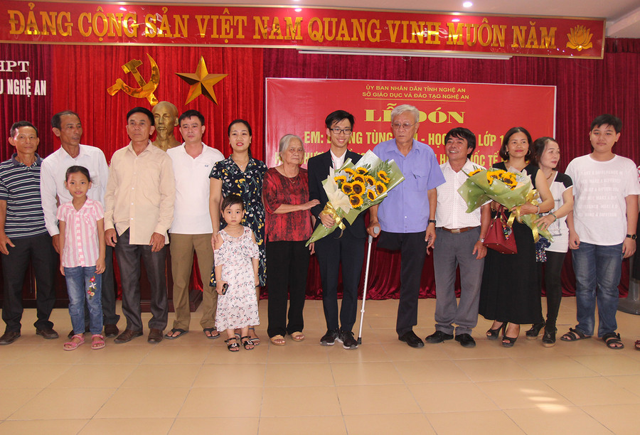 Gia đình phấn khởi, tự hào với thành tích xuất sắc mà Dương Tùng Lâm mang về cho trường, cho quê hương