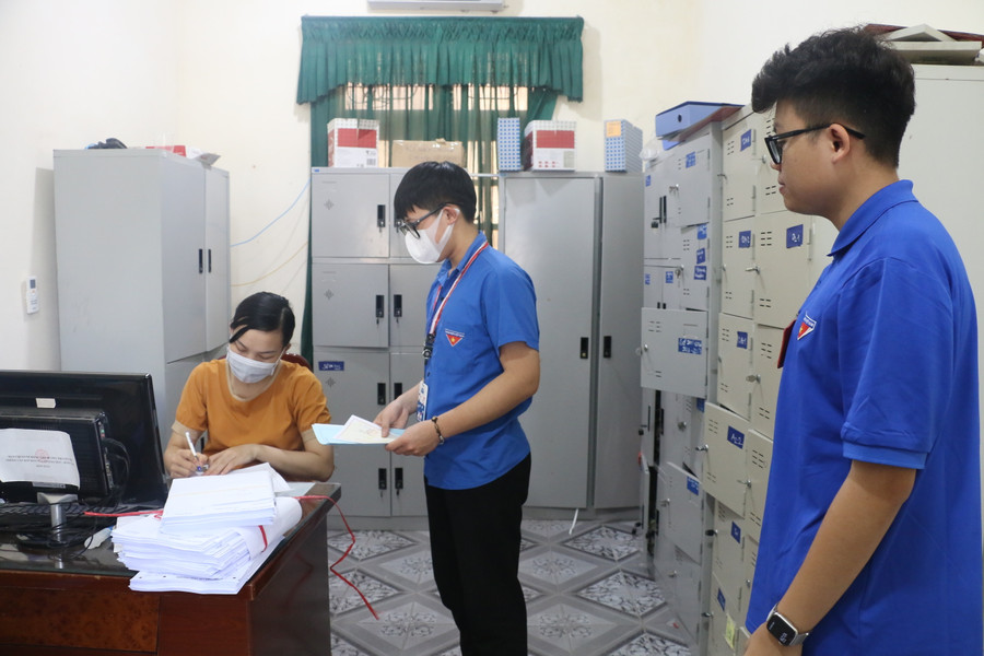 Các đơn vị đăng ký dự thi hỗ trợ tối đa và chịu trách nhiệm hướng dẫn thí sinh chuẩn bị hồ sơ để khai báo vào phiếu đăng ký dự thi trên phần mềm. Ảnh: Hồ Lài. Các đơn vị đăng ký dự thi hỗ trợ tối đa và chịu trách nhiệm hướng dẫn thí sinh chuẩn bị hồ sơ để khai báo vào phiếu đăng ký dự thi trên phần mềm. Ảnh: Hồ Lài.