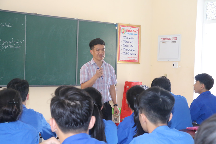 Giáo viên Trường THPT Cửa Lò 1 (thị xã Cửa Lò, Nghệ An) tư vấn, định hướng cho học sinh trước khi chính thức đăng ký dự thi Tốt nghiệp THPT năm 2023. Ảnh: Hồ Lài. Giáo viên Trường THPT Cửa Lò 1 (thị xã Cửa Lò, Nghệ An) tư vấn, định hướng cho học sinh trước khi chính thức đăng ký dự thi Tốt nghiệp THPT năm 2023. Ảnh: Hồ Lài.