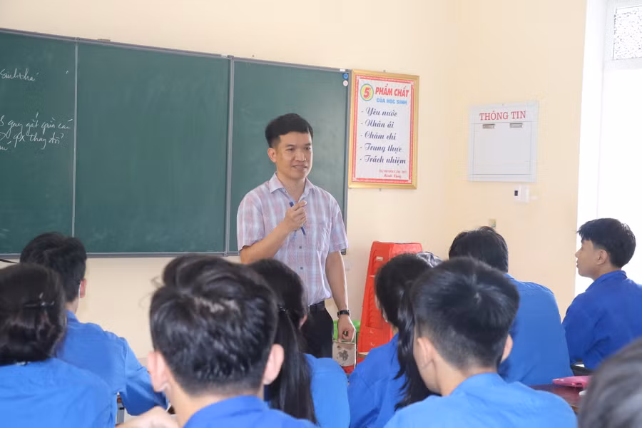 Giáo viên Trường THPT Cửa Lò 1 (thị xã Cửa Lò, Nghệ An) tư vấn, định hướng cho học sinh trước khi chính thức đăng ký dự thi Tốt nghiệp THPT năm 2023. Ảnh: Hồ Lài.