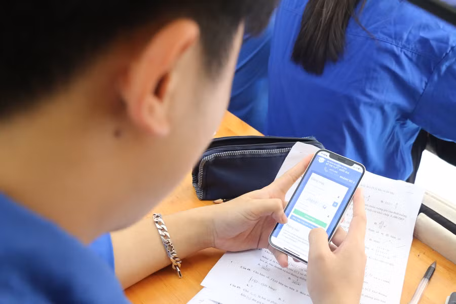 Học sinh 12 tại Nghệ An được hướng dẫn đăng nhập và thao tác thử trước khi đăng ký dự thi tốt nghiệp THPT chính thức. Ảnh: Hồ Lài.