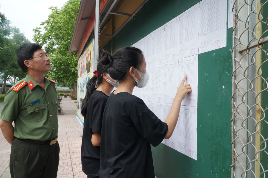 Thí sinh dự thi tuyển sinh vào lớp 10 THPT năm 2022 tại Nghệ An. Ảnh: Hồ Lài. Thí sinh dự thi tuyển sinh vào lớp 10 THPT năm 2022 tại Nghệ An. Ảnh: Hồ Lài.