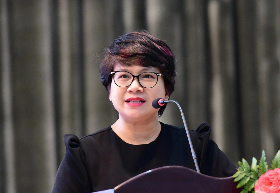 Bà Nguyễn Thu Thủy, Vụ trưởng Vụ Giáo dục đại học (Bộ GD&ĐT) phát biểu tại lễ khai mạc ngày hội tư vấn tuyển sinh - hướng nghiệp 2024 tại TPHCM. Ảnh: BTC