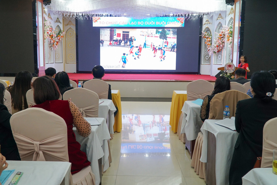 Đại biểu chia sẻ tham luận tổ chức các hoạt động tăng cường kỹ năng cho học sinh tiểu học Đại biểu chia sẻ tham luận tổ chức các hoạt động tăng cường kỹ năng cho học sinh tiểu học