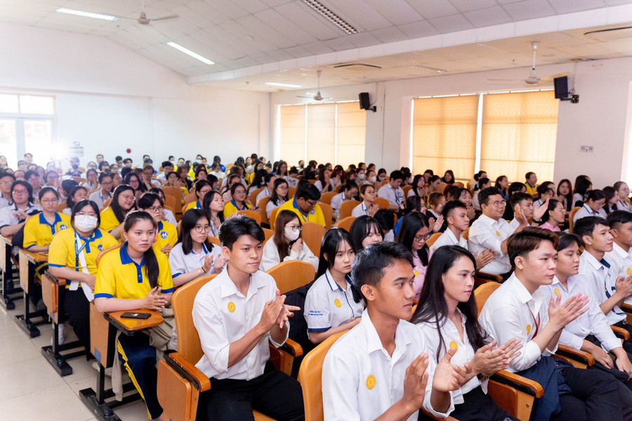 Hơn 500 sinh viên tham gia chương trình "Tự hào và tiếp bước". Ảnh: K.H