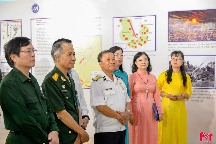 Các đại biểu xem triển lãm trưng bày 56 bức ảnh tư liệu về chiến dịch Điện Biên Phủ. Ảnh: K.H Các đại biểu xem triển lãm trưng bày 56 bức ảnh tư liệu về chiến dịch Điện Biên Phủ. Ảnh: K.H