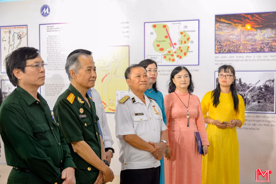 Các đại biểu xem triển lãm trưng bày 56 bức ảnh tư liệu về chiến dịch Điện Biên Phủ. Ảnh: K.H