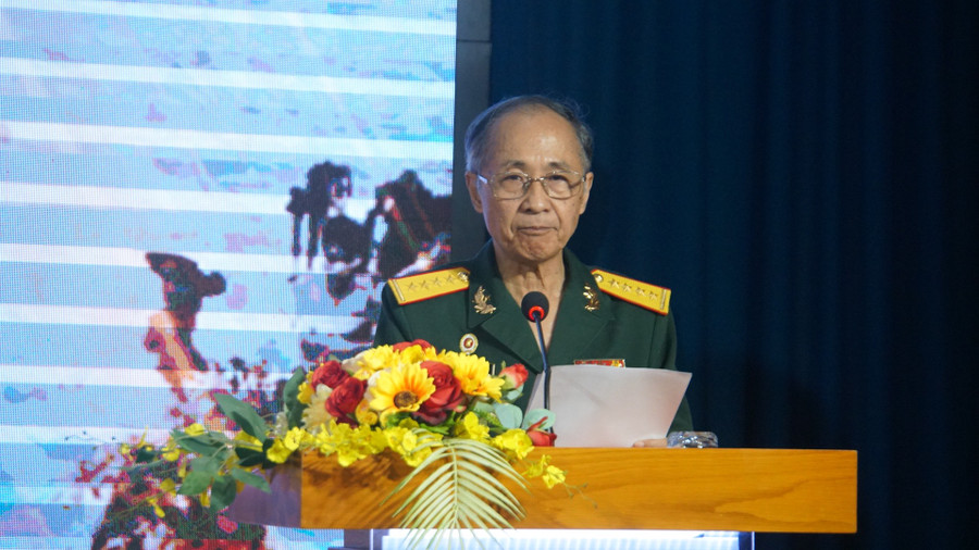 Ông Nguyễn Hoài Nam ôn lại lịch sử chiến thắng Điện Biên Phủ. Ảnh: Lê Nam Ông Nguyễn Hoài Nam ôn lại lịch sử chiến thắng Điện Biên Phủ. Ảnh: Lê Nam