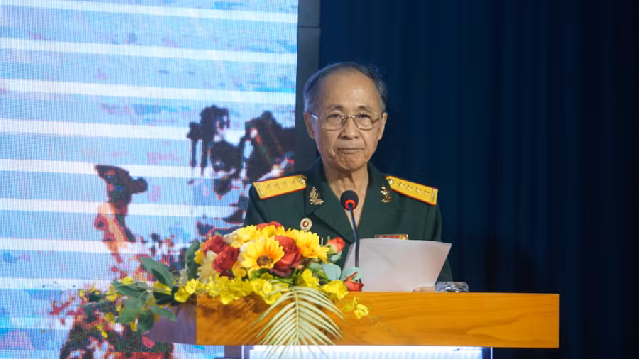 Ông Nguyễn Hoài Nam ôn lại lịch sử chiến thắng Điện Biên Phủ. Ảnh: Lê Nam