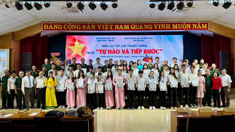 Sinh viên nhận học bổng tại chương trình. Ảnh: K.H Sinh viên nhận học bổng tại chương trình. Ảnh: K.H