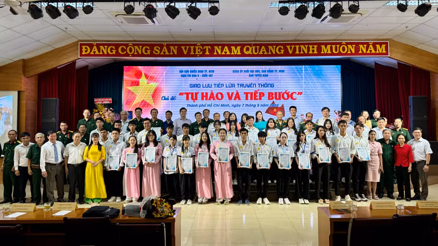 Sinh viên nhận học bổng tại chương trình. Ảnh: K.H