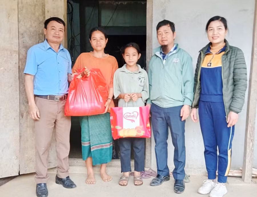 Thầy cô Trường THCS Kim Lâm (xã Thanh Sơn, huyện Thanh Chương, Nghệ An) trực tiếp đến nhà học sinh khó khăn trao quà Tết. Ảnh: NTCC Thầy cô Trường THCS Kim Lâm (xã Thanh Sơn, huyện Thanh Chương, Nghệ An) trực tiếp đến nhà học sinh khó khăn trao quà Tết. Ảnh: NTCC