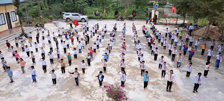 Giờ chào cờ, tập trung học sinh sau kỳ nghỉ tết nguyên đán Giáp Thìn tại Trường Phổ thông DTBT Tiểu học Đoọc Mạy (huyện Kỳ Sơn, Nghệ An). Ảnh: NTCC