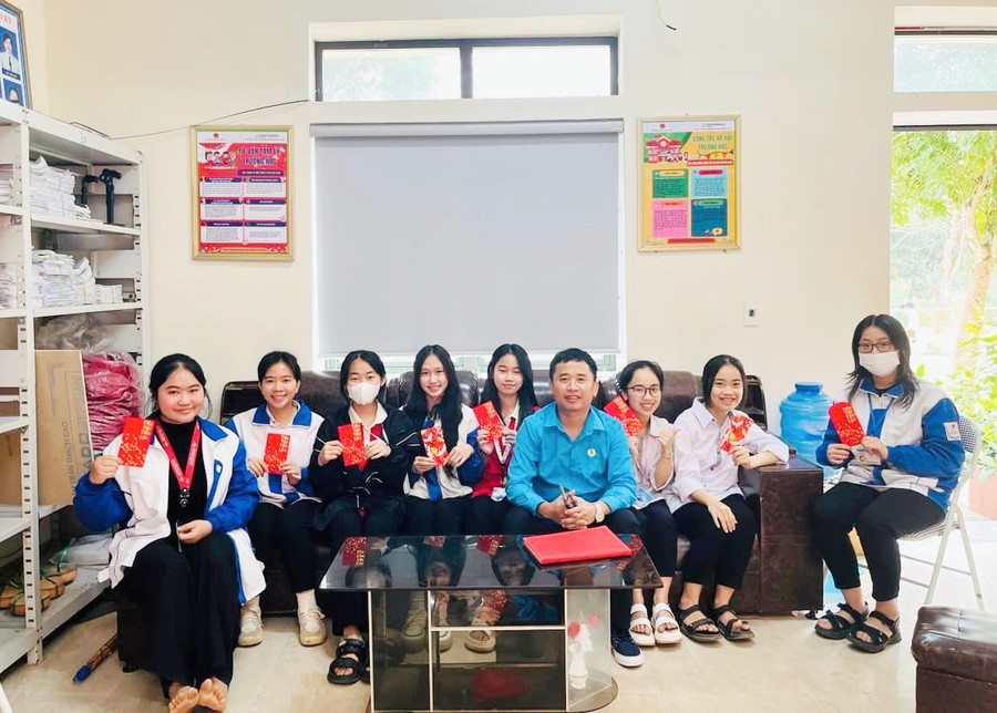 Thầy giáo Trường THPT Thanh Chương 3 lì xì may mắn cho học sinh trong buổi đầu tiên tới trường sau Tết. Ảnh: NVCC Thầy giáo Trường THPT Thanh Chương 3 lì xì may mắn cho học sinh trong buổi đầu tiên tới trường sau Tết. Ảnh: NVCC