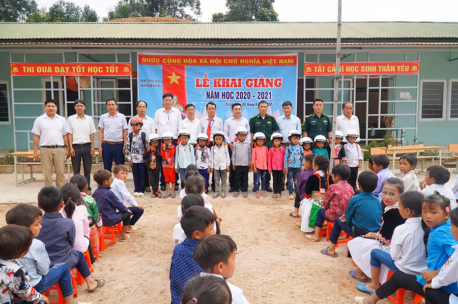 Lễ khai giảng có sự tham gia của bộ đội biên phòng, đại diện xã Tri Lễ và xóm trưởng Huồi Mới. Buổi lễ tổ chức ngắn gọn, không phát biểu mà chỉ có lời dặn dò học sinh những điều gần gũi nhất.