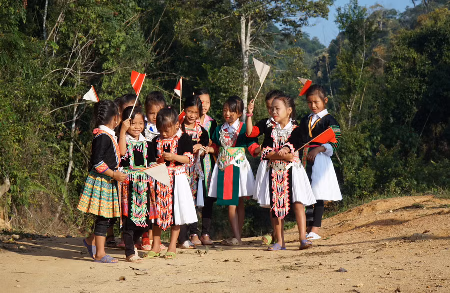 Những năm trước đó, các thầy giáo tập trung về trường chính ở bản Mường Lống, cách quãng đường 40km. Vì quá qua, nên học sinh ở Huồi Mới chỉ được các thầy thông báo về năm học mới rồi vào dạy học. Năm nay, lần đầu tiên các em được khai giảng tại điểm trường của mình.