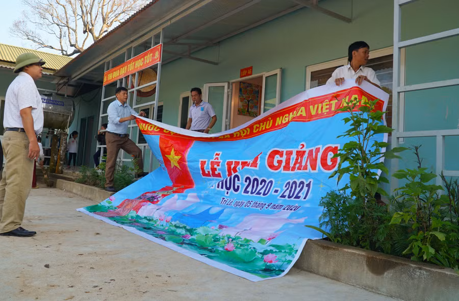 Ở Trường Tiểu học Tri Lễ 4 chỉ có các thầy, không có cô giáo do ở vùng sâu, vùng xa, điều kiện quá khó khăn vất vả. Trong ảnh, các thầy ở điểm bản Huồi mới mang theo maket in đem lên trường để treo vào ngày khai giảng năm học mới