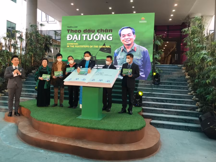 Các đại biểu thực hiện nghi lễ khai mạc triển lãm.