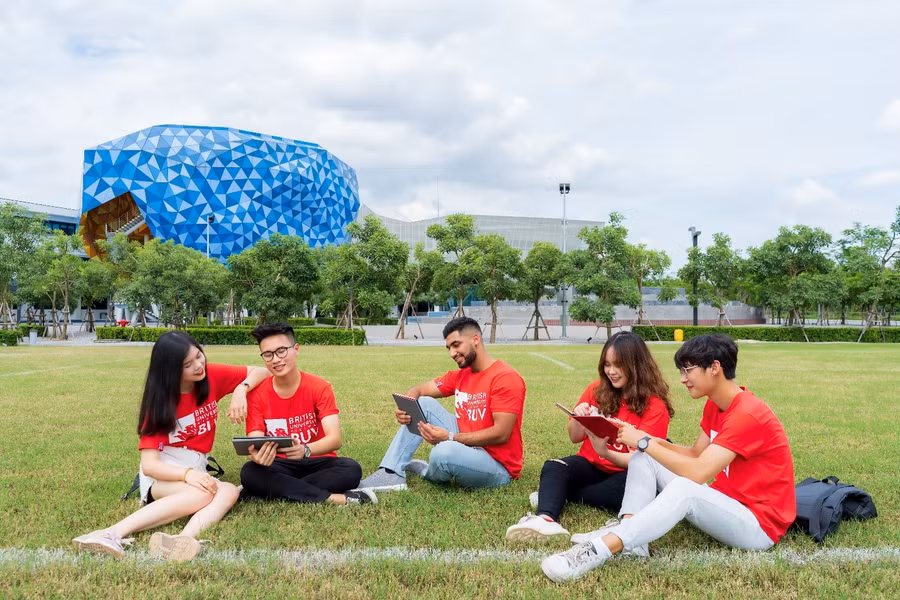 Trong quá trình học, sinh viên BUV có thể lựa chọn tham gia các chương trình chuyển tiếp, trao đổi sang trường đại học đối tác tại Anh Quốc hoặc nhiều trường khác trên thế giới
