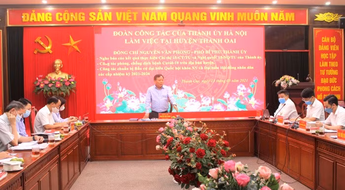 Phó Bí thư Thành ủy Nguyễn Văn Phong phát biểu tại buổi làm việc tại huyện Thanh Oai