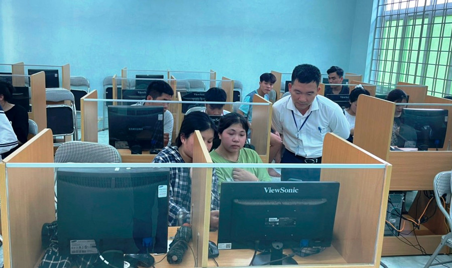 Học sinh Trường THPT Quan Sơn (Thanh Hóa) thực hiện ĐKDT trực tuyến. Ảnh: TL.