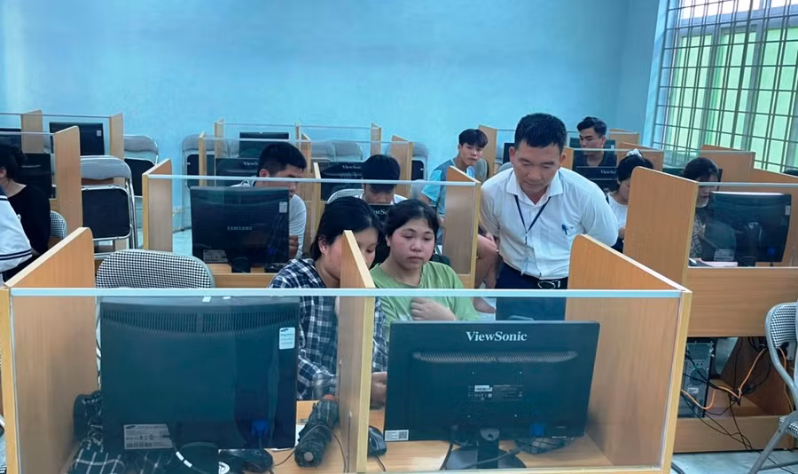 Học sinh Trường THPT Quan Sơn (Thanh Hóa) thực hiện ĐKDT trực tuyến. Ảnh: TL.