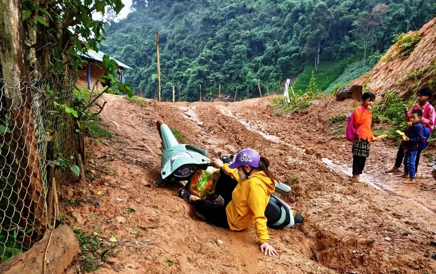 Nữ giáo viên mầm non bị ngã xe trên đường vào điểm trường bản Ón, xã Tam Chung (Mường Lát, Thanh Hóa). Ảnh: Thu Huyền.