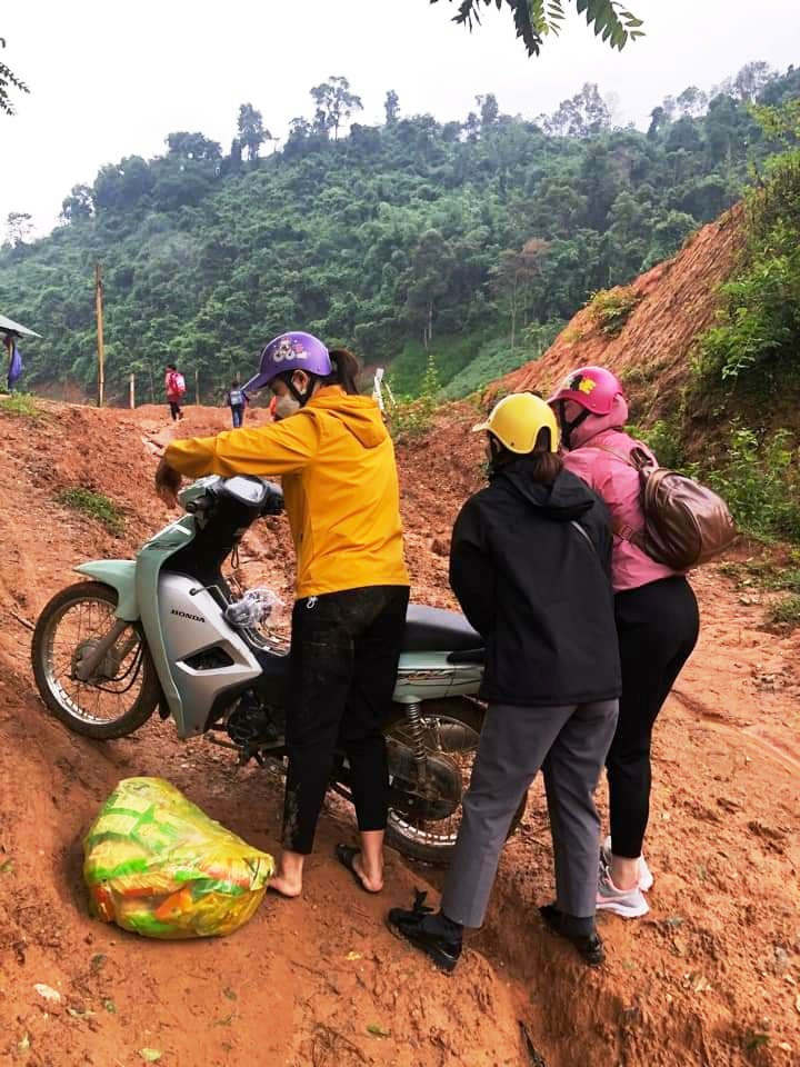 Các cô giáo Trường Mầm non Tam Chung (Mường Lát, Thanh Hóa) trên đường vào điểm trường bản Ón. Ảnh: Thu Huyền. Các cô giáo Trường Mầm non Tam Chung (Mường Lát, Thanh Hóa) trên đường vào điểm trường bản Ón. Ảnh: Thu Huyền.