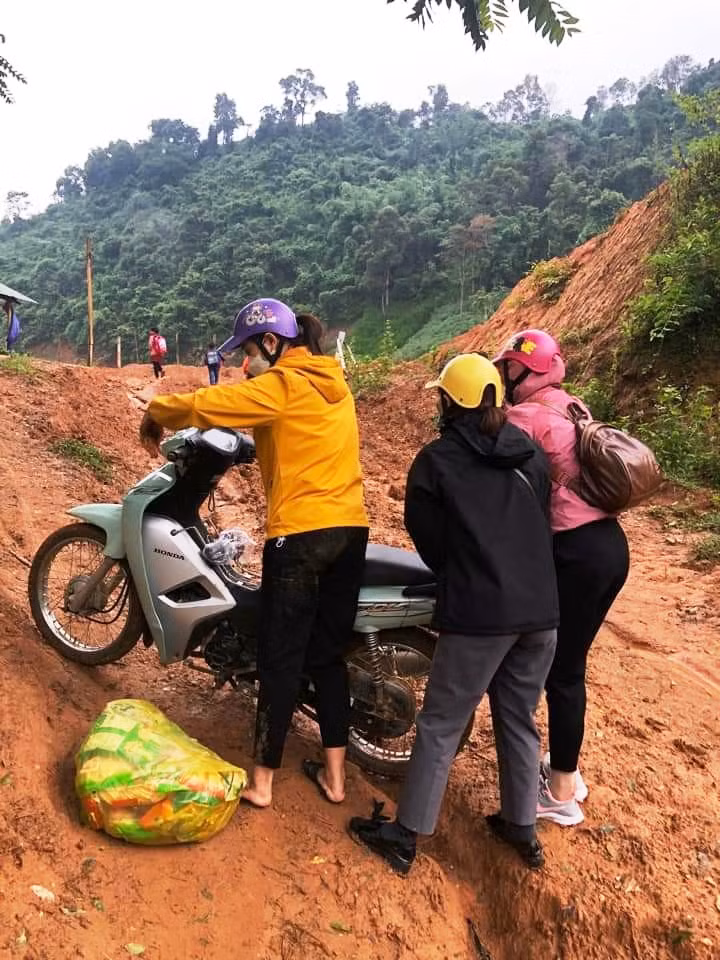 Các cô giáo Trường Mầm non Tam Chung (Mường Lát, Thanh Hóa) trên đường vào điểm trường bản Ón. Ảnh: Thu Huyền.