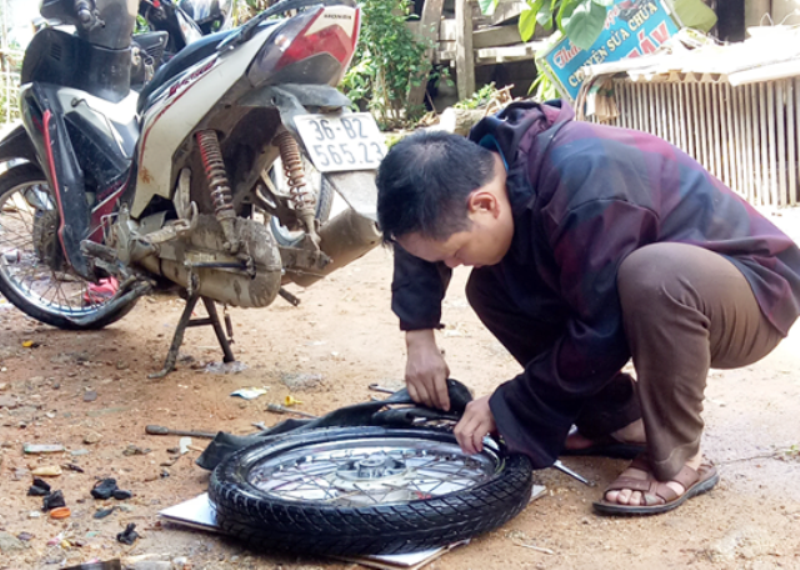 Trên đường đến điểm trường, xe bị hỏng nên thầy Lang Văn Long tự tay mình sửa chữa. Ảnh: NVCC. Trên đường đến điểm trường, xe bị hỏng nên thầy Lang Văn Long tự tay mình sửa chữa. Ảnh: NVCC.