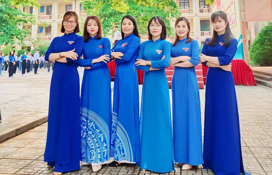 Cô giáo Thu Hằng (thứ 2 từ phải sang) cùng các nữ đồng nghiệp, Trường THPT Lang Chánh (Thanh Hóa). Ảnh: NVCC.