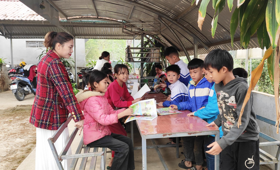 Học sinh ở điểm trường Tân Sơn trong giờ đọc sách tại Thư viện xanh của điểm trường. Ảnh: TL.