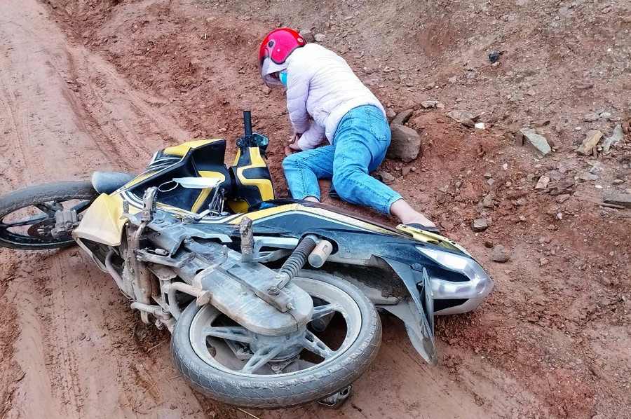 Đường quá trơn trượt, một nữ giáo viên đang không cầm nổi tay lái. Ảnh: Thu Huyền. Đường quá trơn trượt, một nữ giáo viên đang không cầm nổi tay lái. Ảnh: Thu Huyền.