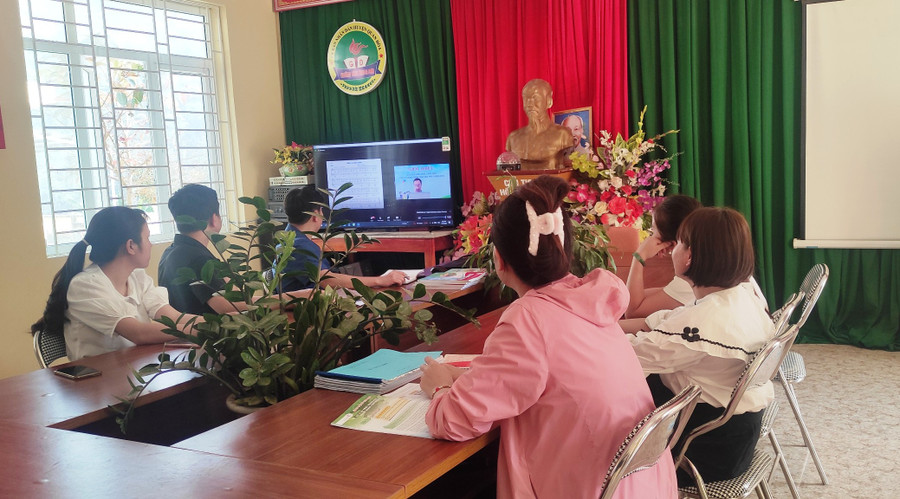 Giáo viên Trường THCS Trung Sơn (Quan Hóa, Thanh Hóa) nghe giới thiệu sách giáo khoa mới theo hình thức trực tuyến. Ảnh: TL.