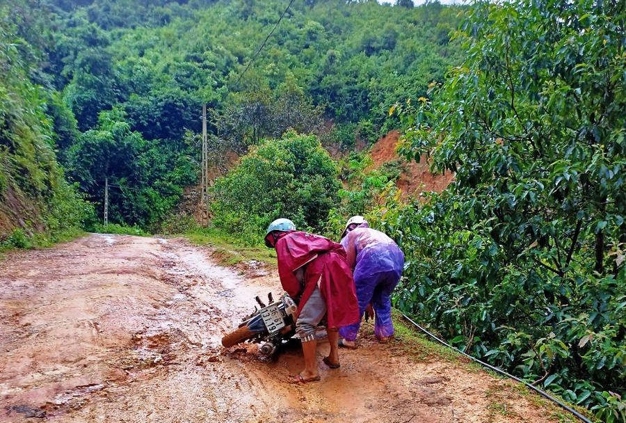 Hai nữ GV mầm non vào điểm trường bản Ón bị đổ xe. Ảnh: Thu Huyền. Hai nữ GV mầm non vào điểm trường bản Ón bị đổ xe. Ảnh: Thu Huyền.