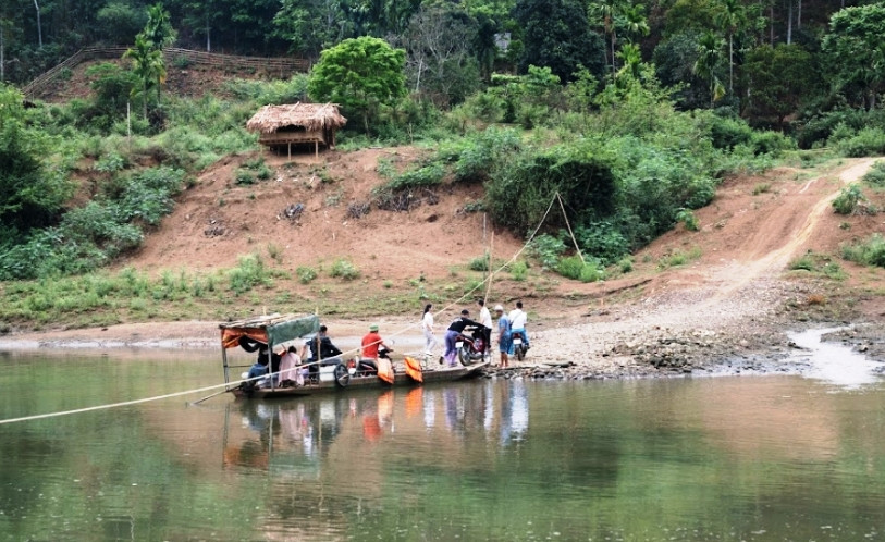Giáo viên Trường Tiểu học Thanh Xuân (Quan Hóa, Thanh Hóa) vượt sông Mã để vào điểm trường. Ảnh: Thế Lượng. Giáo viên Trường Tiểu học Thanh Xuân (Quan Hóa, Thanh Hóa) vượt sông Mã để vào điểm trường. Ảnh: Thế Lượng.