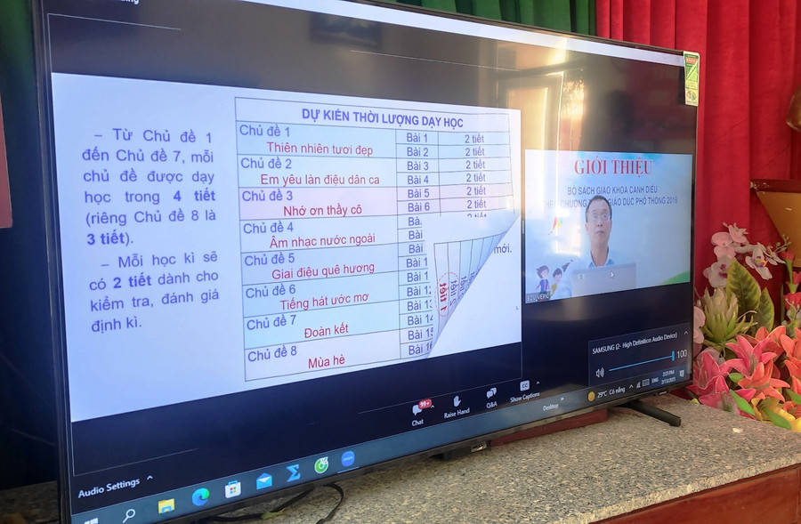 Nhà xuất bản giới thiệu bộ sách giáo khoa mới theo hình thức trực tuyến. Ảnh: TL.