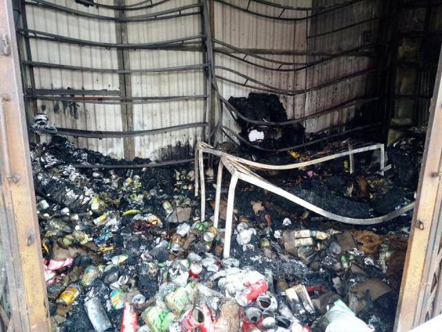 Hàng hóa trong các ki- ốt của tiểu thương bị thiêu rụi.