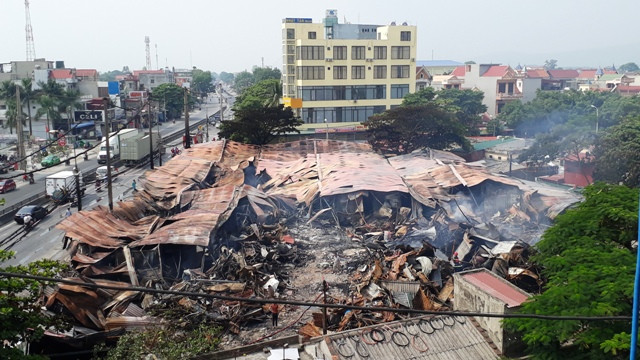 Toàn bộ mái tôn của khu chợ bị sụp xuống sau vụ hỏa hoạn.