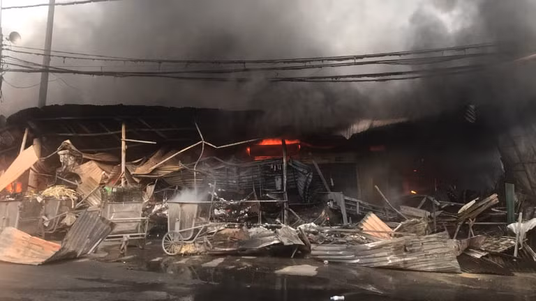 Vụ cháy đã khiến hàng trăm gian hàng bị thiêu rụi.