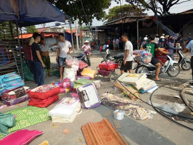 Nhặt nhạnh những gì còn sót lại sau vụ cháy chợ.