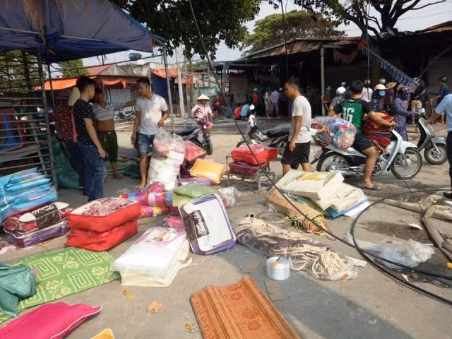 Nhặt nhạnh những gì còn sót lại sau vụ cháy chợ.