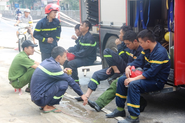 Lực lượng phòng cháy chữa cháy nghỉ ngơi sau khi chiến đấu với giặc lửa.