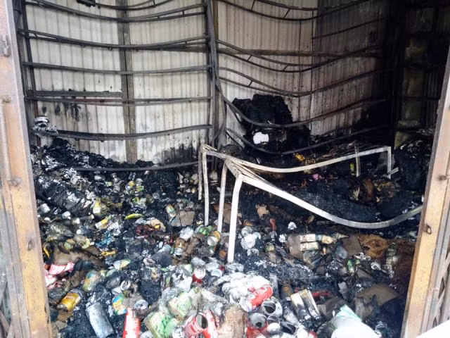 Hàng hóa trong các ki- ốt của tiểu thương bị thiêu rụi.