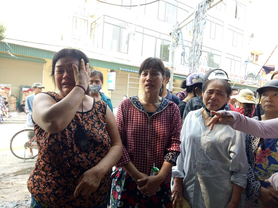 Tiểu thương khóc ngất sau vụ hỏa hoạn.