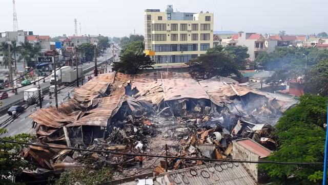 Toàn bộ mái tôn của khu chợ bị sụp xuống sau vụ hỏa hoạn.